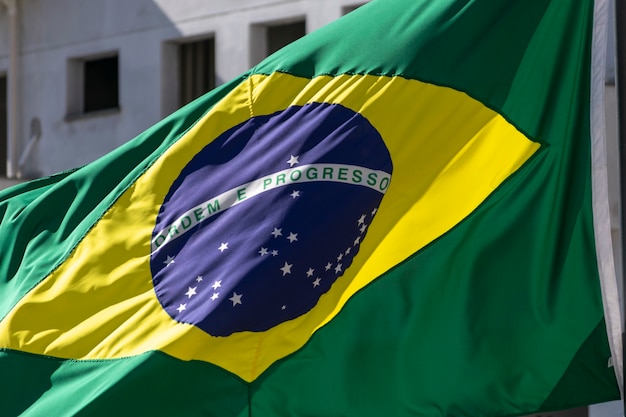 Detalle de la bandera de Brasil ondeando. Orden y progreso. Bandera brasileña