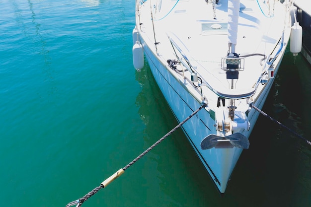 Detalle de un barco a motor que viaja en el mar a la luz del sol