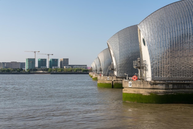 Detalle de la barrera del Támesis en los Docklands de Londres cerca de Greenwich