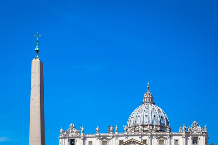 Foto detalle de la basílica de san pedro con un fondo de cielo azul para copiar el espacio - roma, estado del vaticano