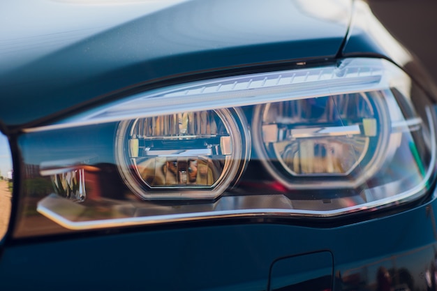 Detalle de belleza y auto rápido con faro