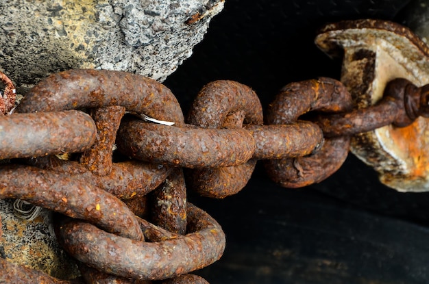 Detalle de cadena de acero oxidado