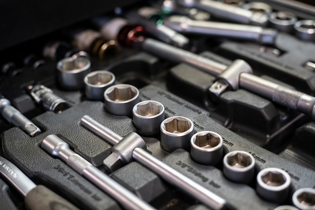 Foto detalle del cajón con llaves de tubo en un taller