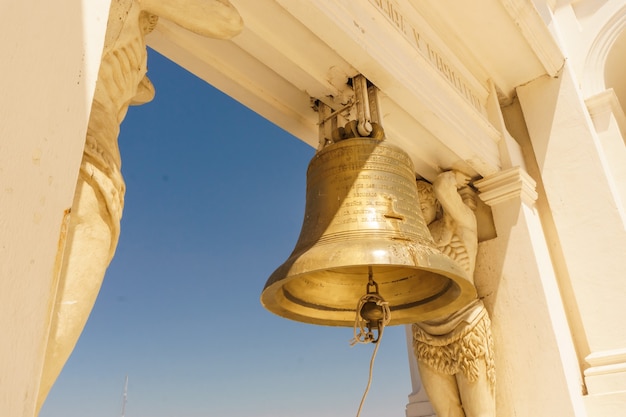 Foto detalle de la campana de bronce en la catedral de león, nicaragua, la más importante de centroamérica