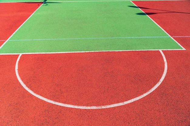 Detalle de la cancha de baloncesto al aire libre