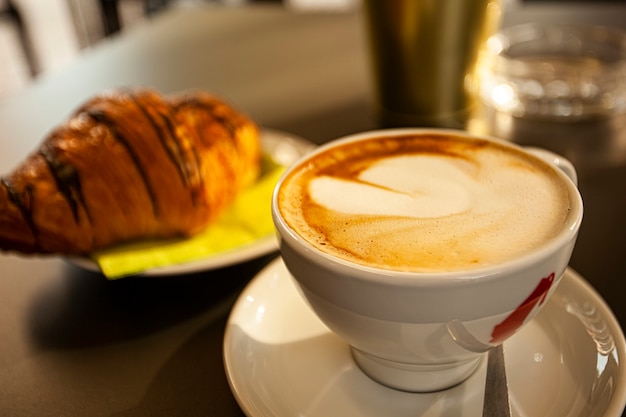 Detalle de capuchino y brioches: un símbolo del desayuno italiano tradicional