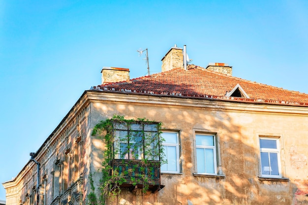 Detalle de casa con balcón en el centro de la ciudad vieja de Vilnius, en Lituania