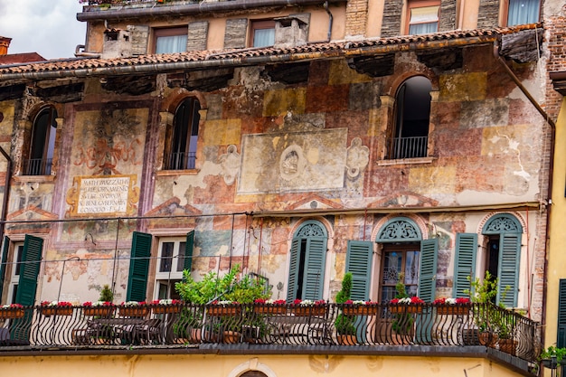 Detalle de las casas de Mazzanti en Verona, Italia. Estos edificios fueron propiedad de la familia Mazzanti y fueron pintados con frescos en el siglo XVI.