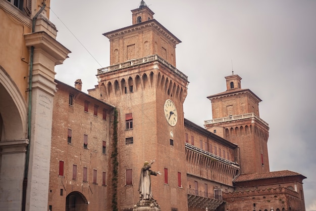 Detalle del castillo de Ferrara en Italia, un ejemplo de arquitectura medieval en la histórica ciudad italiana