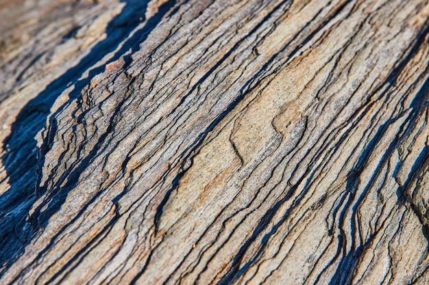 Detalle de cerca de capas de rocas en láminas