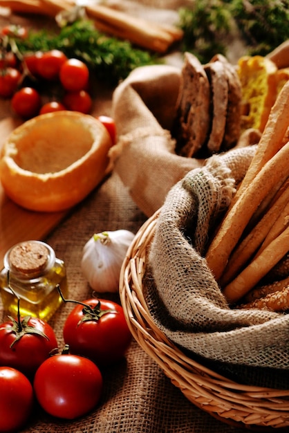 Foto detalle de una cesta de palitos de pan crujiente con sésamo