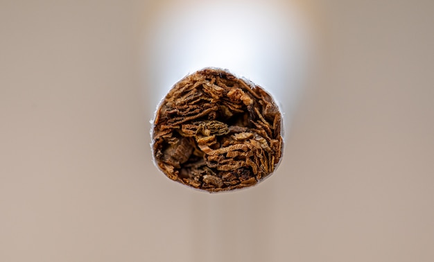 Detalle de cigarrillos macro humo en cigarro