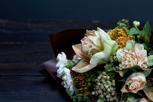 Detalle closeup bouquet en colores pastel en estilo vintage en oscuro