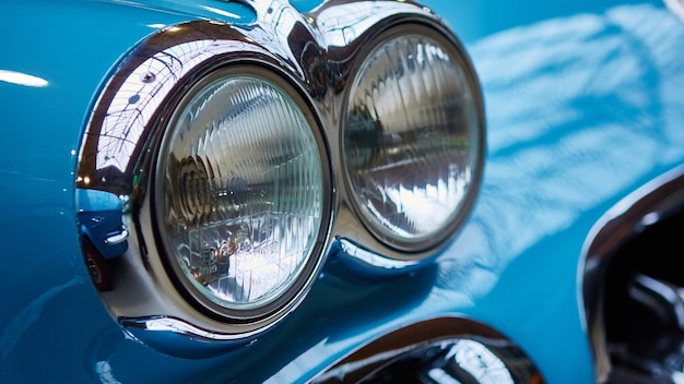 Detalle de coche clásico. Primer plano de un faro.