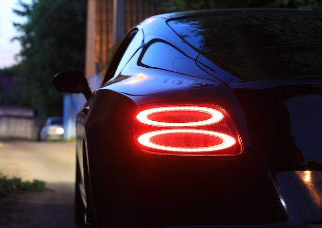 Detalle de coche luces traseras de coche rojo en la noche