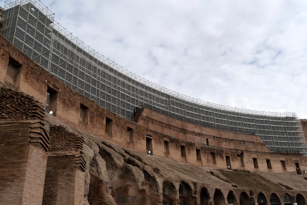 Detalle del Coliseo en Roma en restauración