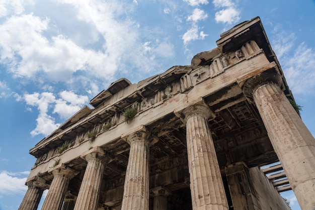 Detalle de las columnas y tallas en el Templo de Hefesto en el Ágora griega de Atenas