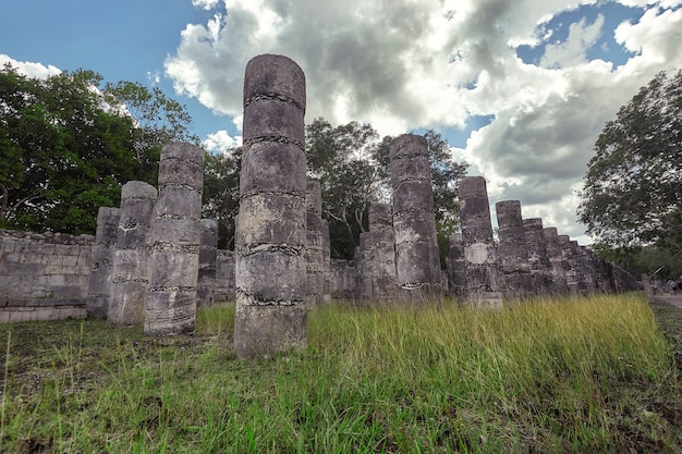 Detalle de las columnas del Templo de los Guerreros en el complejo arqueológico de Chichén Itzá en México