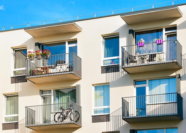 Detalle del complejo de edificio residencial con balcones.