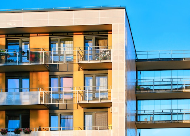 Detalle del complejo de moderno edificio residencial de apartamentos con balcones.