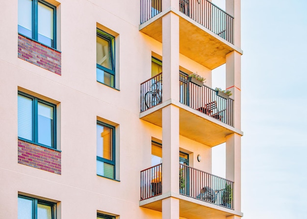 Detalle del complejo de nuevos edificios residenciales de apartamentos con balcones.