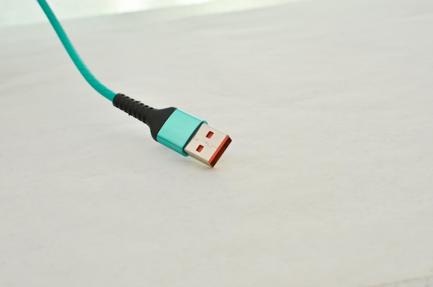 Foto detalle de conexión de cable usb resaltado en una superficie clara perfecto para conceptos de tecnología moderna cable que proporciona velocidad y transferencia de datos