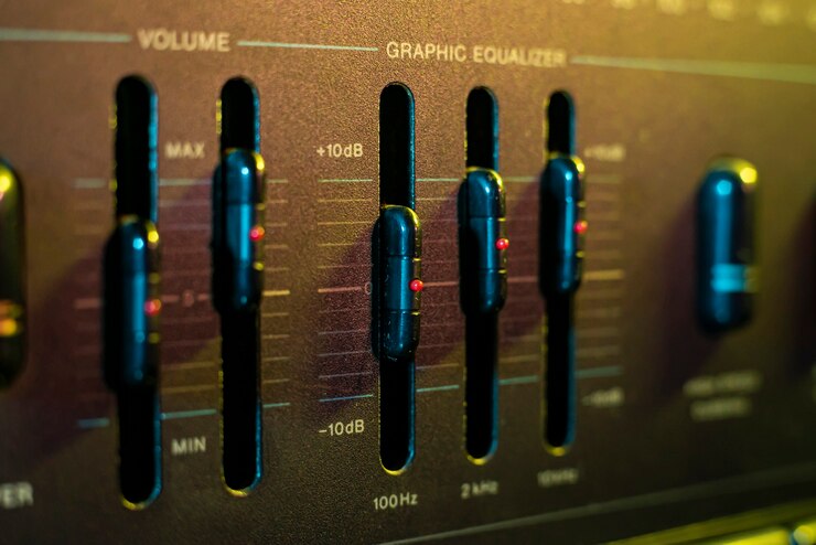 Foto detalle del controlador de volumen y ecualizador en un antiguo equipo estéreo