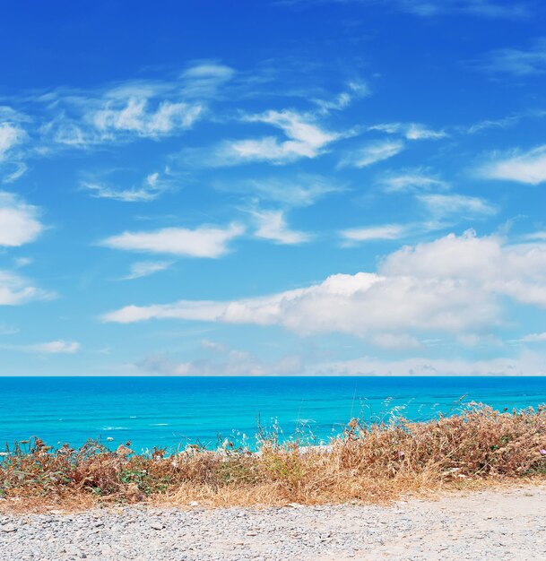 Detalle de la costa de Cerdeña en un día nublado