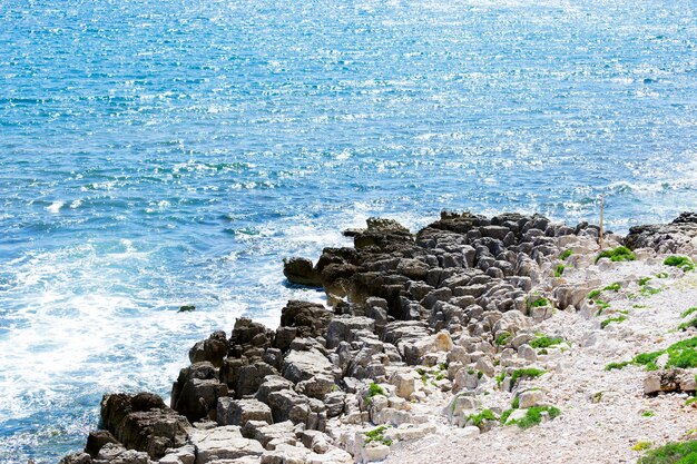 Detalle de una costa rocosa en Cerdeña Italia