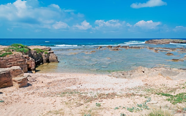 Detalle de la costa rocosa de Is Arutas en un día soleado