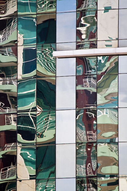 Detalle de cristal de edificio moderno.