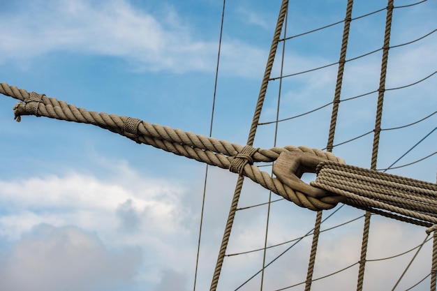 Detalle de cubiertas de barcos de vela en el cielo