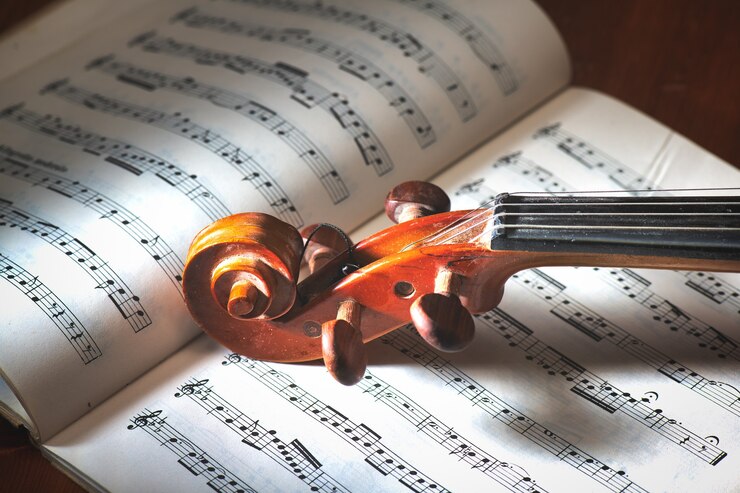 Detalle del cuello del violín en la partitura musical