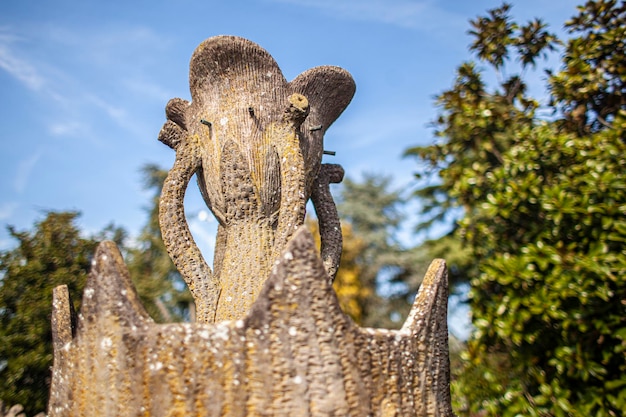 Detalle de la decoración del jardín de hormigón en un día soleado