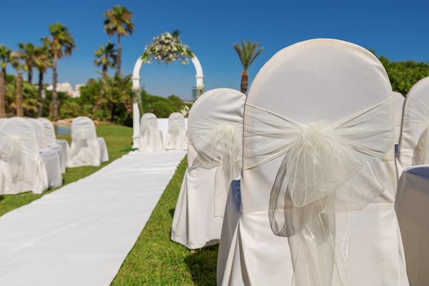 Detalle de la decoración de la silla de proa para la ceremonia de la boda en el jardín. De cerca.