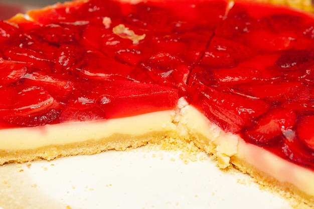 detalle de una deliciosa rebanada grande de tarta de fresas