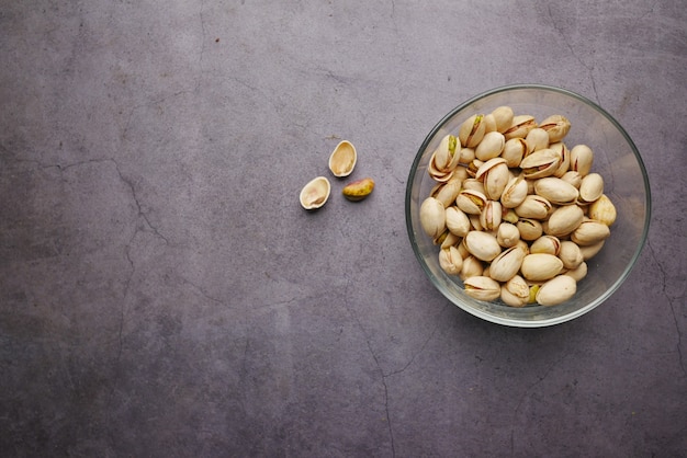 Detalle de disparo de pistachos en un tazón