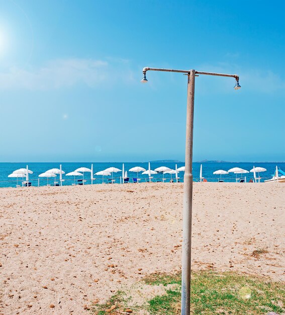 Foto detalle de una ducha por el mar de cerdeña