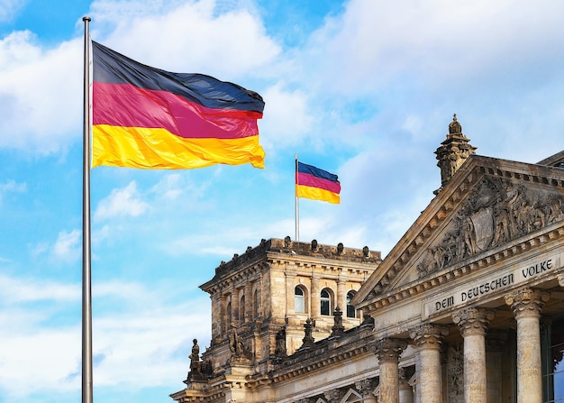 Detalle del edificio del Reichstag y banderas alemanas en Berlín, la capital de Alemania