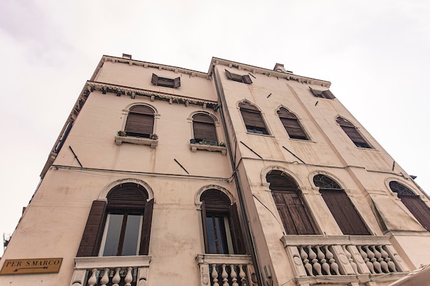 Detalle del edificio con ventana y detalles y arquitectura en Venecia en Italia