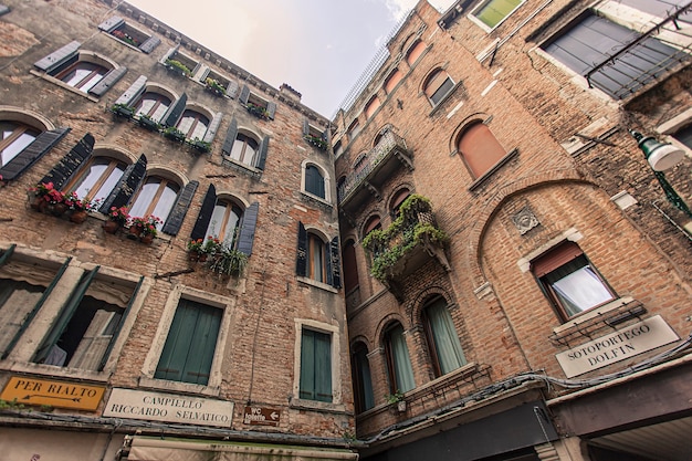 Detalle del edificio con ventana y detalles y arquitectura en Venecia en Italia