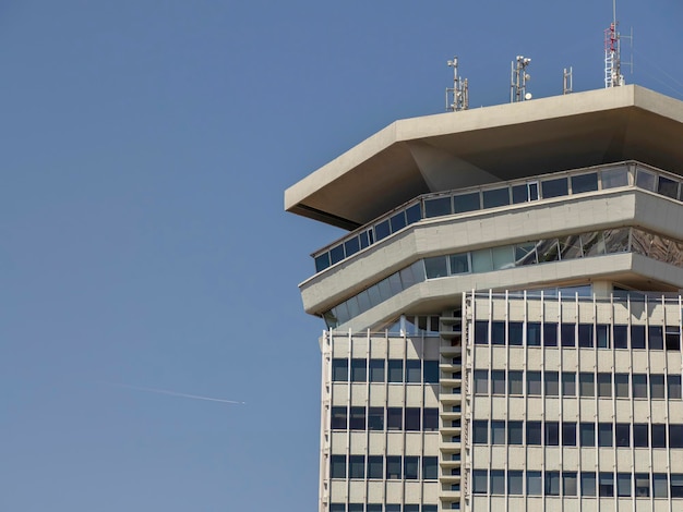 Un detalle de los edificios modernos en la vista del puerto de barcelona desde el mar