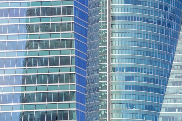 Detalle de edificios de oficinas modernos con ventanas de vidrio