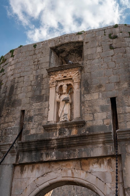 Detalle encima de la entrada Pile Gate a la ciudad vieja de Dubrovnik, Croacia