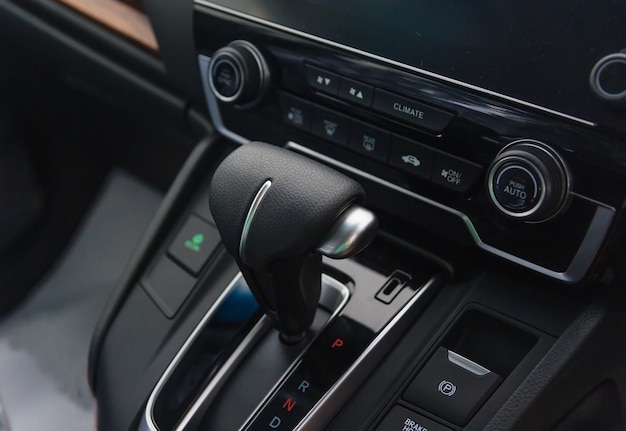 Detalle del enfoque del interior del automóvil moderno en la palanca de cambios, transmisión automática en automóviles de lujo