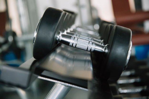 Detalle del equipo de pesas en el gimnasio