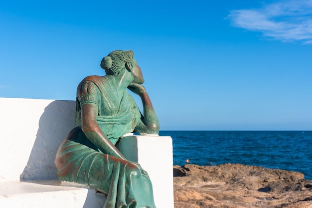 Foto detalle de la escultura de la mujer mirando al mar en el paseo juan aparicio de torrevieja alicante