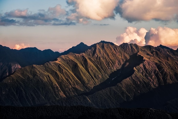 Detalle de la espectacular cordillera al atardecer Svaneti Georgia