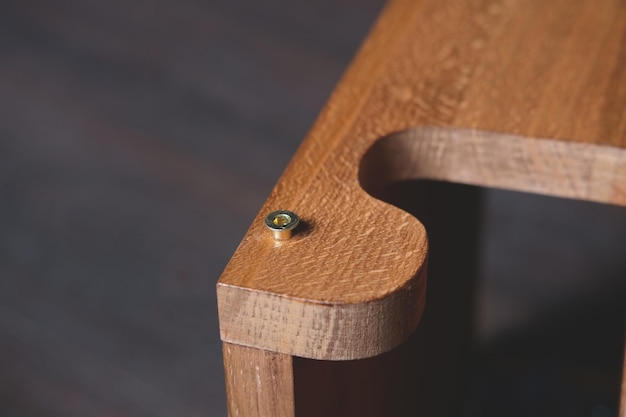 Detalle de estante de muebles de madera natural closeup en proceso de montaje