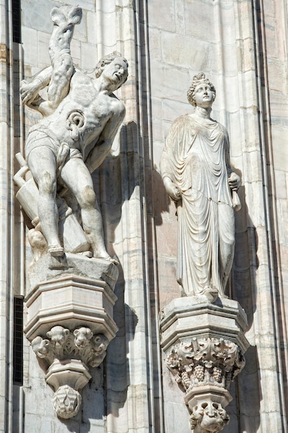 Detalle de la estatua de la Catedral de la capital de la Expo de Milán 2005